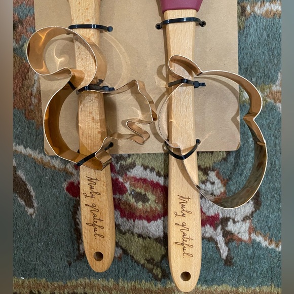 NEW Rae Dunn baking spatula cookie cutter fall set - Picture 3 of 5